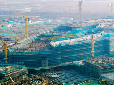 建筑工地升降機(jī)在建設(shè)工程施工中的關(guān)鍵作用與安全管理